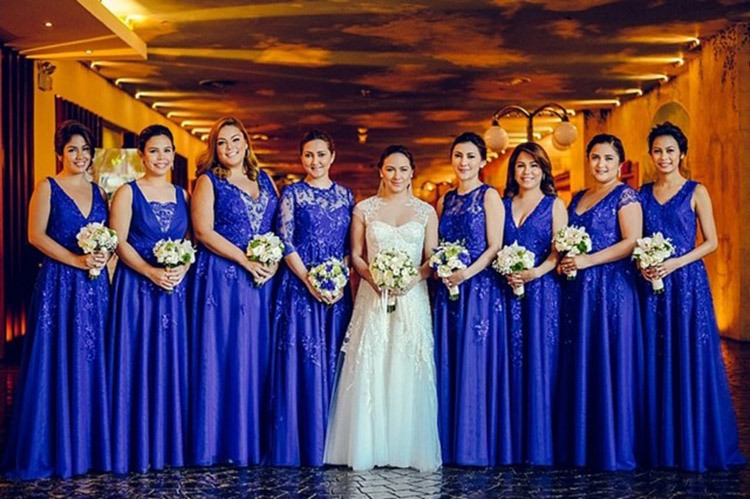 Подружки невесты на свадьбе в кобальтовом цвете